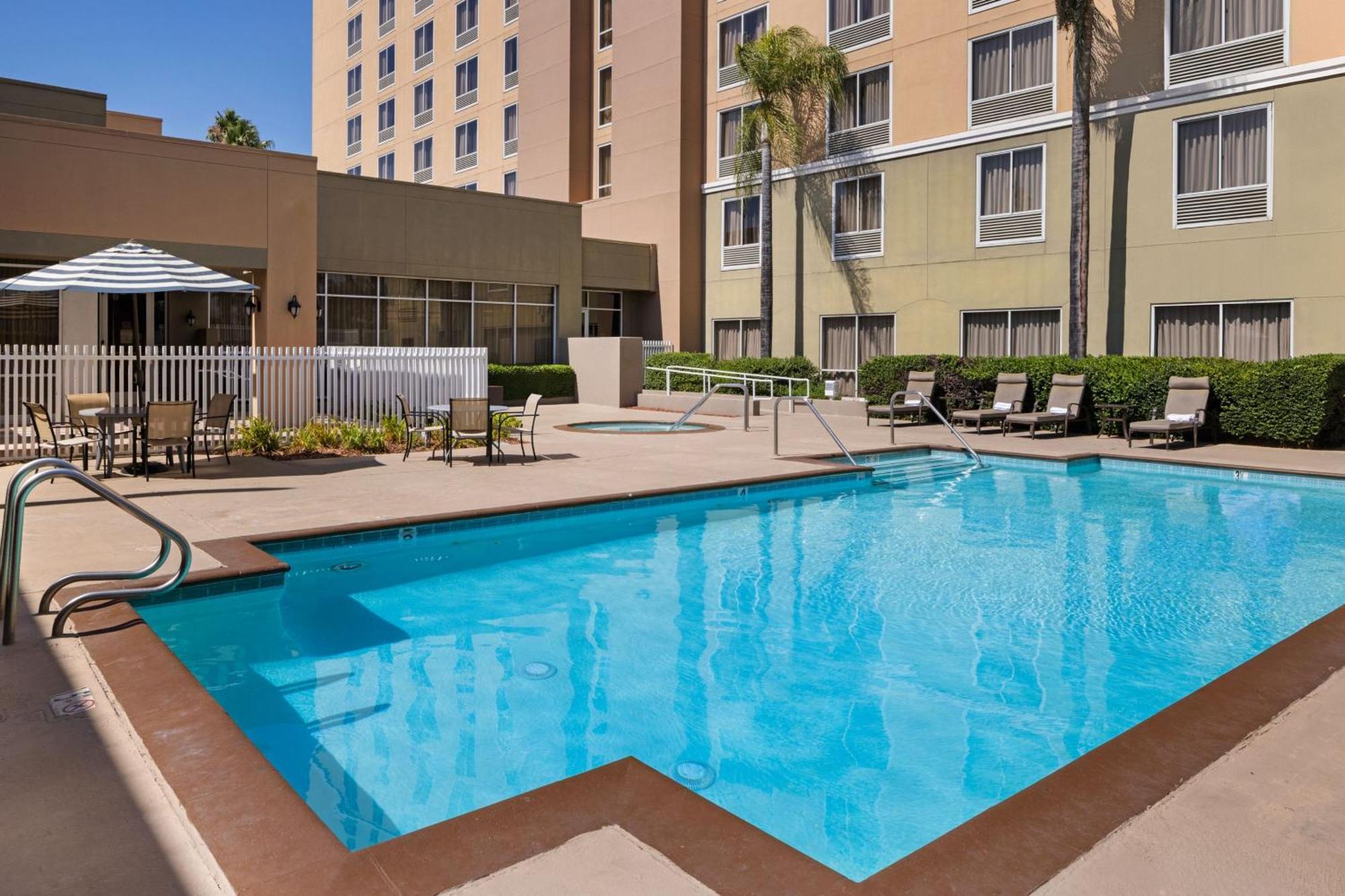 Courtyard By Marriott Baldwin Park Hotell Exteriör bild